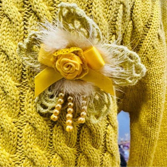 Vibrant Yellow Crew Neck Sweater with Classic Design - Picture 6 of 7